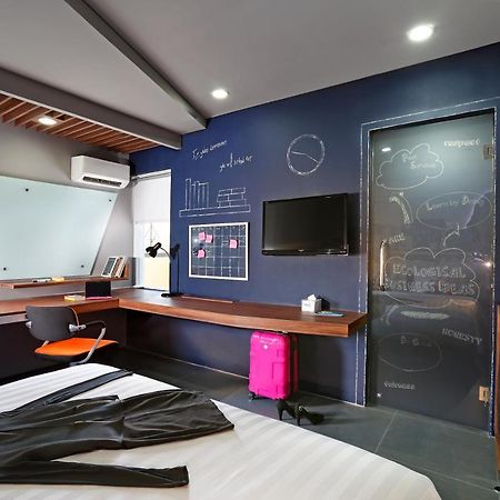 Berry Biz Hotel Sunset Road Seminyak Zewnętrze zdjęcie